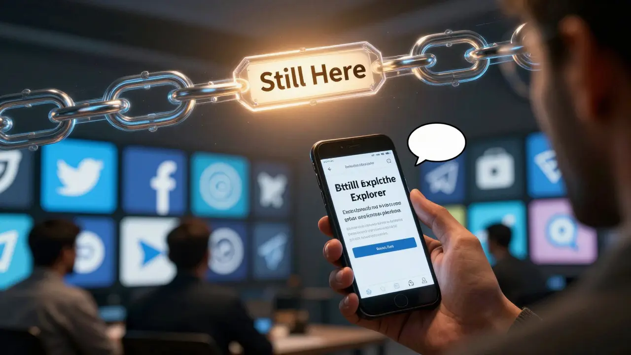 Un journaliste en Iran montre un message immuable sur la blockchain, tandis que derrière lui, les réseaux sociaux bloqués clignotent sur des écrans.